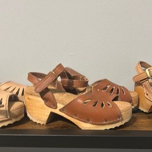 LOT OF 4 1970 vintage little miss comfort wood platform strap sandal . Leather